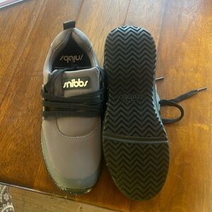 snibbs grey non-slip restaurant shoes. brand new never worn size 10.5